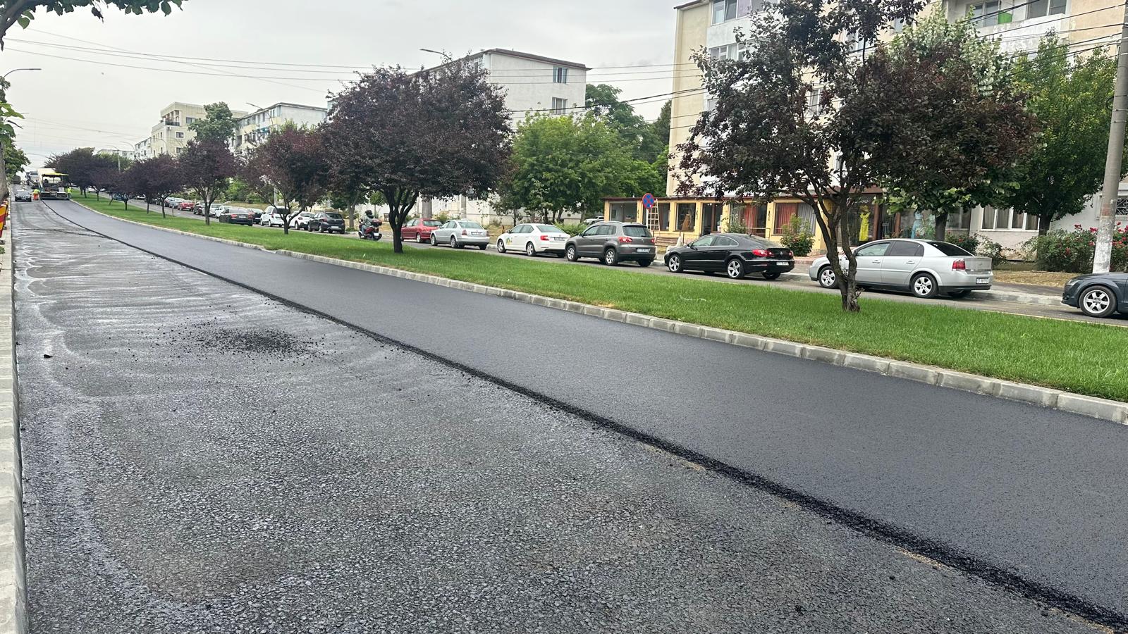 foto%20asfaltare%20bulevardul%201%20decembrie Se finalizează lucrările de asfaltare pe străzile din centrul Mangaliei