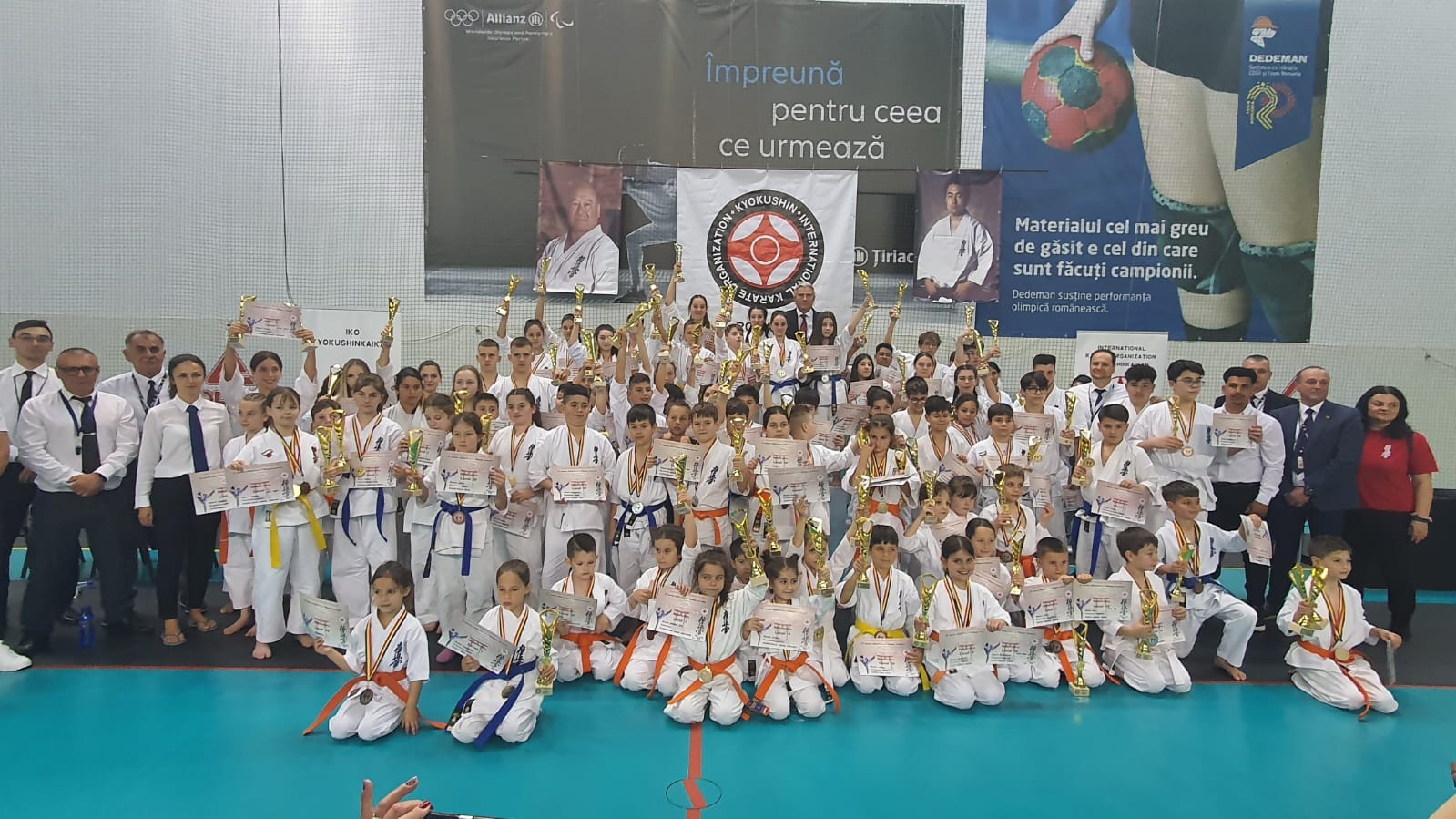 kata1 Clubul Sportiv Oyama din Constanța a câștigat 17 medalii la CUPA KATA NO MEIJIN